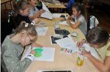 Dzieci podczas wykonywania prac plastycznych 