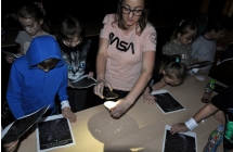 Dziewczynki wykonujące prace plastyczne 