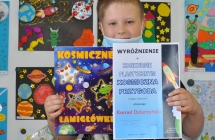 Kornel Dziurzynski laureat wyroznienia w kategorii dzieci z klas 2  na tle prac konkursowych