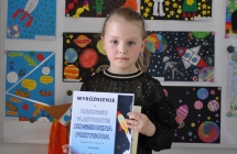 Klaudia Beklalarska lauretaka wyroznienia w kategorii dzieci w wieku 6-7 lat na tle prac konkursowych