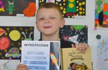 Kacper Janaszkiewicz laureat wyrozneina w kategorii dzieci w wieku 6-7 lat na tle prac konkursowych