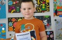 Wiktor Glapa laureat wyroznienia w kategori dzieci w wieku 6-7 lat na tle prac konkursowych