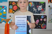 Marcel Gruszczynski laureat wyroznenia w kategorii dzieci w wieku 6-7 lat na tle prac konkursowych