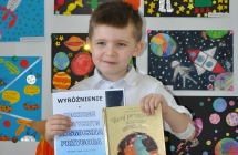 Jakub Gryceczko laureat wyroznienia w kategorii dzieci 6-7 lat na tle prac konkursowych
