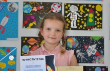 Hanna Dopieralska laureatka wyroznienia w kategorii dzieci w wieku 6-7 lat na tle prac konkursowych
