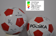 dwie biało-czerwone piłki do gry w nogę z autografami, w tle logo Centrum Kultury i Biblioteki Publicznej w Malanowie