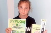 Nagrodzona Maja Idziak trzymajaca dyplom i nagrody