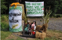 Dekoracja dożynkowa, w tle napis: 