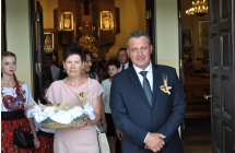 Satrostowie dozynkowi wychodzacy z kosciola, staroscina niesie chleb dozynkowy