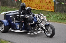 Dwie osoby na motorze.
