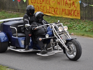 Dwie osoby na motorze.