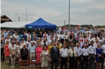 Tłum uczestników dożynek stoi na baczność w trakcie śpiewania Hymnu Narodowego