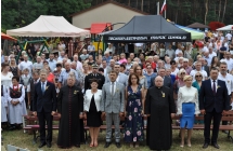 Hymn Narodowy śpiewany przez uczestników dożynek na bacznosć