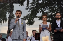 Wójt Gminy Malanów Ireneusz Augustyniak przemawia ze sceny, obok stoją konfernasjerzy