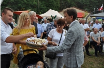 Wójt rozdajacy chleb w tłumie