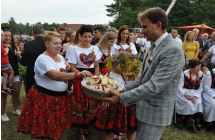 Wójt czestuje chlebem kobiety z KGW Żdżenice