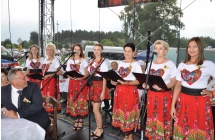 Panie z KGW Żdżenice spiewaja na scenie