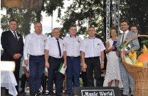 Delegacja wieńcowa z Targówki odbiera nagrode za wieńiec dożynkowy 