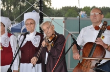 Zespół ludowy, męzczyzna gra na skrzypcach, drugi na kontrabasie