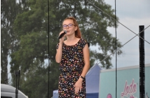 Solistka podczas występu na scenie