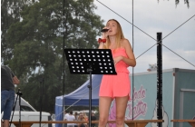 Solistka podczas występu na scenie