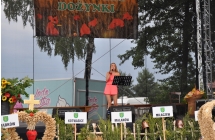 Solistka na scenie w tle napis dożynki
