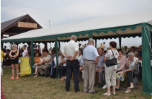 Uczestnicy dożynek przechadzają się po placu