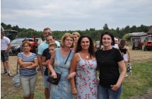 Grtupka osub ustawiona przodem do aparatu, uśmiechają się