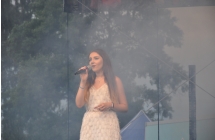 Solistka na scenie spowita w mgłę