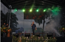 Gwiazda wieczoru WOlter na scenie, w tle kolorowe światła