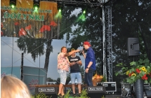 Gwiazda wieczoru Wolter z dwoma męzczyznami na scenie 