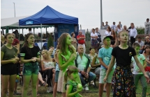 Tłum tanczy na placu przed sceną