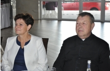 Radna powiatowa i ksiądz proboszcz podczas uroczystości