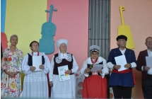 Na scenie nagrodzeni uczestnicy festiwalu w Kramsku.