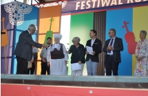 Na scenie Janina Pakuła wywoływana do odbioru nagrody w kategorii śpiewaków. W tle inni nagrodzeni i jurorzy.
