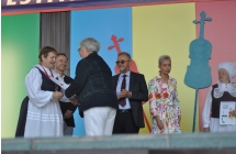 Halina Pokrywiecka na scenie wraz z jurorami podczas wręczania nagrody.