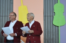 Duet Łowijoki na scenie z wręczonymi dyplomami.