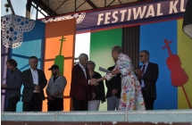 Kazimierz Rasiński na scenie odbiera nagrodę z rąk jurorów festiwalu w Kramsku.