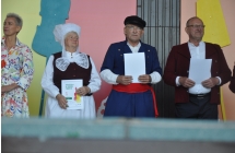 Nagrodzeni uczestniczy na scenie festiwalu w Kramsku.