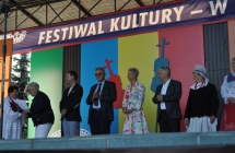 Anna Kłodawaska na scenie odbiera nagrodę od jurorów festiwalu w Kramsku.