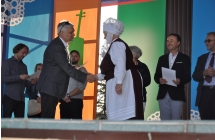 Janina Pakuła na scenie odbiera nagrodę od jurorów festiwalu w Kramsku.