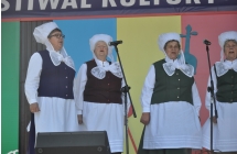 Cztery członkinie zespołu Tradycja na scenie podczas występu.