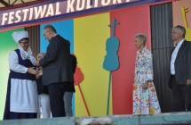 Jadwiga Włodarczyk na scenie odbiera nagrodę z rąk jurorów.