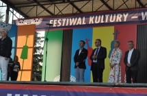 Na scenie jury festiwalu w Kramsku w czasie ogłaszania wyników.