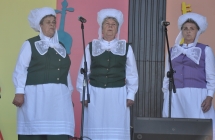 Trzy członkinie zespołu Tradycja podczas występu na scenie festiwalu w Karmsku.