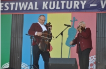 Duet Łowijoki podczas występow na scenie festiwalu w Kramsku.