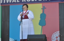 Anna Kłodawska podczas występów na scenie festiwalu w Kramsku.