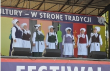 Członkinie zespołu Tradycja na scenie podczas festiwalu w Kramsku.