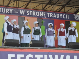 Członkinie zespołu Tradycja na scenie podczas festiwalu w Kramsku.