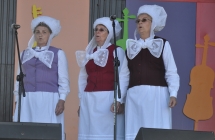 Trzy czzłonkinie zespołu Tradycja podczas występów na scenie